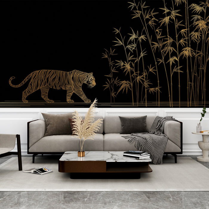 Un salon moderne avec un papier peint noir illustrant un tigre doré et des bambous stylisés, créant une ambiance audacieuse et élégante.