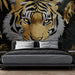 Papier peint tigre majestueux avec feuillage doré pour chambre moderne