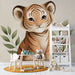 Une chambre d'enfant avec un papier peint illustrant un tigre mignon aux teintes douces et des feuilles vertes, créant une atmosphère ludique et chaleureuse.