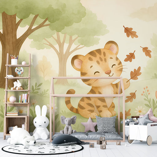 Une chambre d'enfant avec un papier peint illustrant un petit tigre joyeux jouant avec des feuilles, créant une ambiance ludique et chaleureuse.