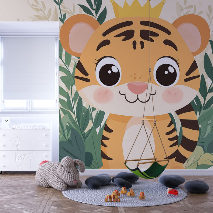 Une chambre d'enfant avec un papier peint illustrant un tigre souriant entouré de feuillages, créant une ambiance ludique et chaleureuse.