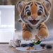 Papier peint chambre enfant avec adorable tigre en peluche sur fond neigeux pour décoration ludique et chaleureuse.