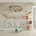 Une chambre d'enfant avec un papier peint illustrant un tigre endormi sur un nuage, entouré de délicates feuilles vertes, créant une ambiance douce et rêveuse.