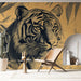 Papier peint tigre majestueux entouré de feuillage pour salon moderne et élégant