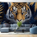Papier peint tigre majestueux avec feuilles dorées sur fond sombre pour salon moderne