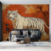 Papier peint tigre blanc majestueux dans un décor automnal vibrant pour salon moderne