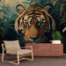 Papier peint jungle verdoyante avec tigre majestueux pour salon moderne