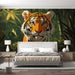 Papier peint jungle verdoyante avec tigre majestueux pour chambre moderne