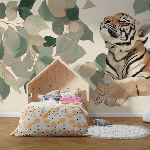 Une chambre enfantine avec un papier peint illustrant un tigre majestueux parmi des feuilles stylisées, créant une atmosphère ludique et naturelle.