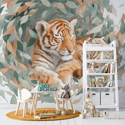 Une chambre d'enfant avec un papier peint illustrant un tigre endormi entouré de feuilles aux teintes douces, créant une atmosphère apaisante et ludique.