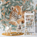 Une chambre d'enfant avec un papier peint illustrant un tigre endormi entouré de feuilles aux teintes douces, créant une atmosphère apaisante et ludique.