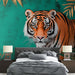 Papier peint tropical avec tigre majestueux et feuillage vert pour chambre moderne