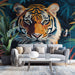 Papier peint tigre avec visage majestueux entouré de feuillage tropical pour salon moderne