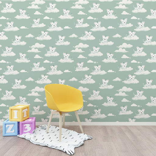 Une chambre d'enfant avec un papier peint ludique représentant des tigres blancs jouant sur des nuages, créant une ambiance douce et rêveuse.