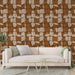 Un salon moderne avec un papier peint tissé aux motifs de bois et de lin dans des tons chauds, créant une ambiance chaleureuse et accueillante.