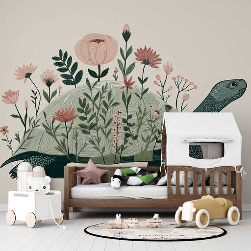 Une chambre d'enfant avec un papier peint illustrant une tortue entourée de fleurs délicates dans des teintes douces, créant une ambiance ludique et apaisante.