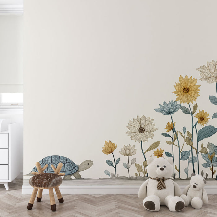 Une chambre d'enfant avec un papier peint illustrant des fleurs délicates et une tortue, créant une ambiance douce et ludique.