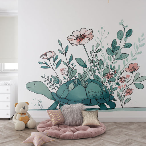 Une chambre d'enfant avec un papier peint illustrant une tortue entourée de fleurs et de feuillages aux teintes douces, créant une atmosphère ludique et apaisante.