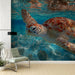 Une pièce moderne avec un papier peint représentant une tortue marine colorée évoluant dans des eaux turquoise, créant une ambiance apaisante et marine.