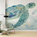 Une pièce lumineuse avec un papier peint illustrant une tortue stylisée aux teintes vertes et bleues, évoquant une ambiance marine apaisante et artistique.