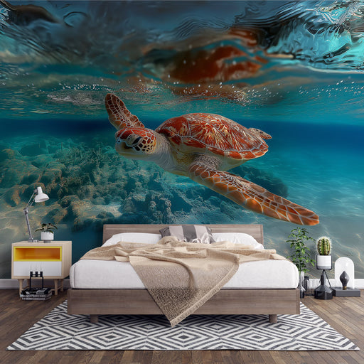 Une chambre moderne avec un papier peint représentant une tortue nageant dans des eaux turquoise, créant une ambiance apaisante et marine.
