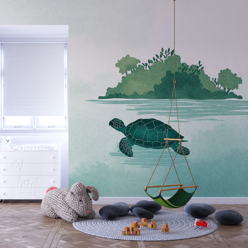 Une chambre d'enfant avec un papier peint aquatique représentant une tortue stylisée sur fond de lagune verte, créant une atmosphère douce et apaisante.
