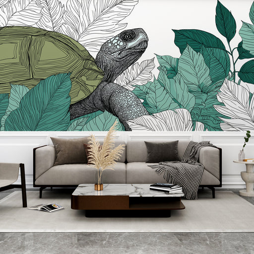 Un salon contemporain avec un papier peint illustrant une tortue entourée de grandes feuilles tropicales dans des teintes de vert apaisantes et naturelles.