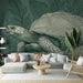 Un salon moderne avec un papier peint illustrant une tortue stylisée sur fond vert, entourée de motifs de feuillage, créant une ambiance naturelle et apaisante.