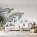 Un salon lumineux avec un papier peint illustrant des tortues marines stylisées sur un fond bleu apaisant, évoquant une ambiance marine et relaxante.