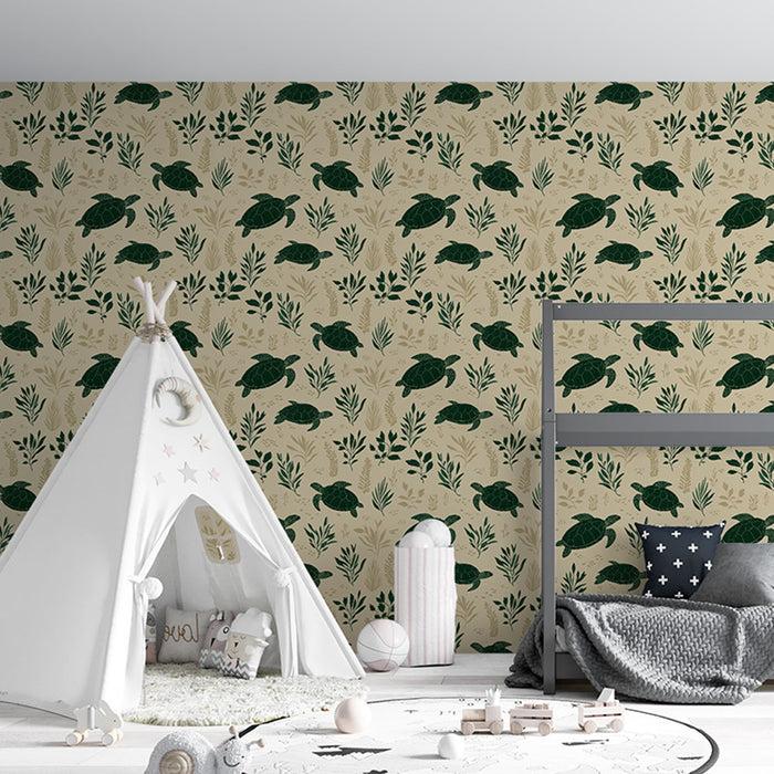 Une chambre d'enfant avec un papier peint illustrant des tortues vertes et des feuillages sur fond beige, créant une ambiance douce et naturelle.