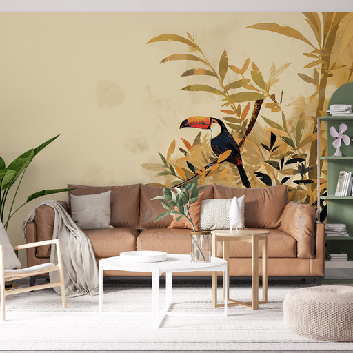 Une pièce de salon avec un papier peint tropical illustrant un toucan coloré entouré de feuillages dorés et verts sur fond beige, créant une ambiance chaleureuse et exotique.