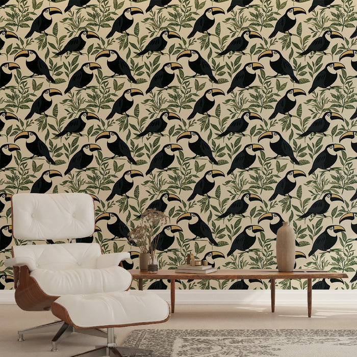 Une pièce moderne avec un papier peint tropical représentant des toucans noirs et des feuillages verts sur fond crème, créant une ambiance vivante et chaleureuse.