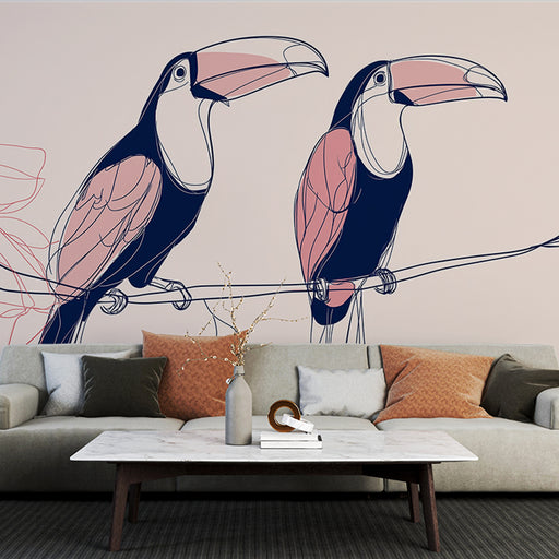 Un salon moderne avec un papier peint illustratif représentant des toucans stylisés aux couleurs bleu marine et rose sur un fond beige apaisant.