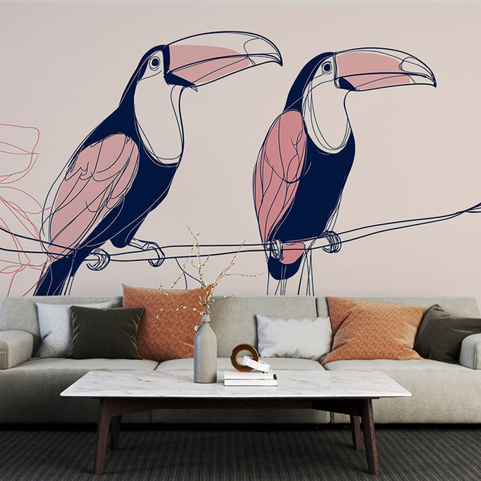 Un salon moderne avec un papier peint illustratif représentant des toucans stylisés aux couleurs bleu marine et rose sur un fond beige apaisant.