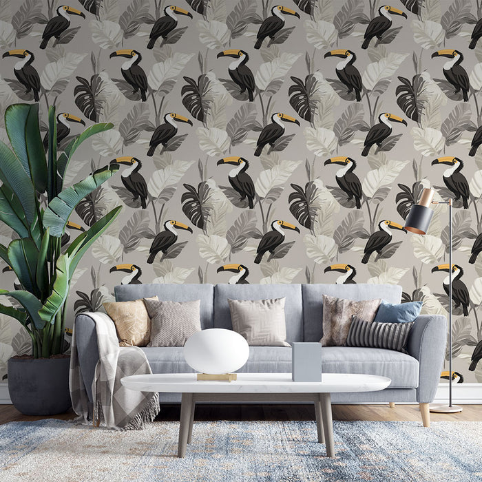 Un salon moderne avec un papier peint tropical représentant des toucans et des feuilles sur fond beige, créant une ambiance exotique et chaleureuse.