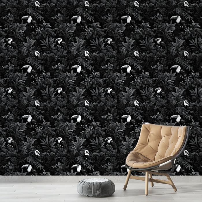 Un salon contemporain avec un papier peint tropical noir et blanc illustrant des toucans et des feuillages luxuriants, créant une ambiance à la fois audacieuse et élégante.