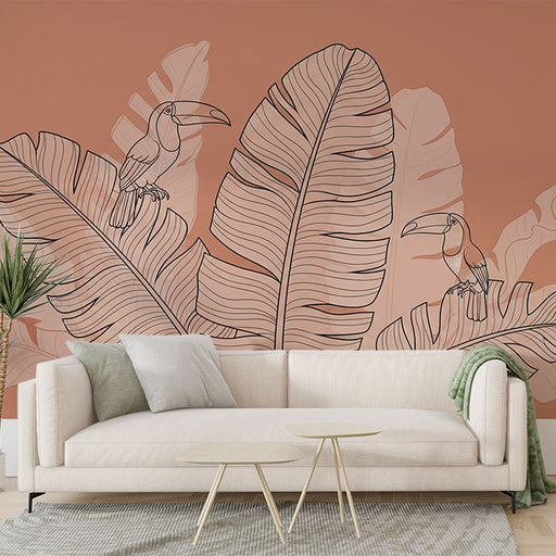 Un salon moderne avec un papier peint terracotta illustrant des toucans stylisés et de grandes feuilles tropicales, créant une ambiance chaleureuse et exotique.