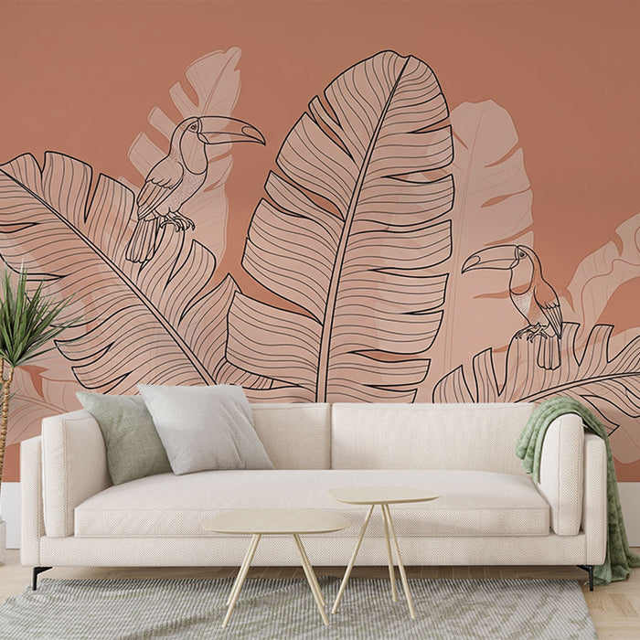 Un salon moderne avec un papier peint terracotta illustrant des toucans stylisés et de grandes feuilles tropicales, créant une ambiance chaleureuse et exotique.