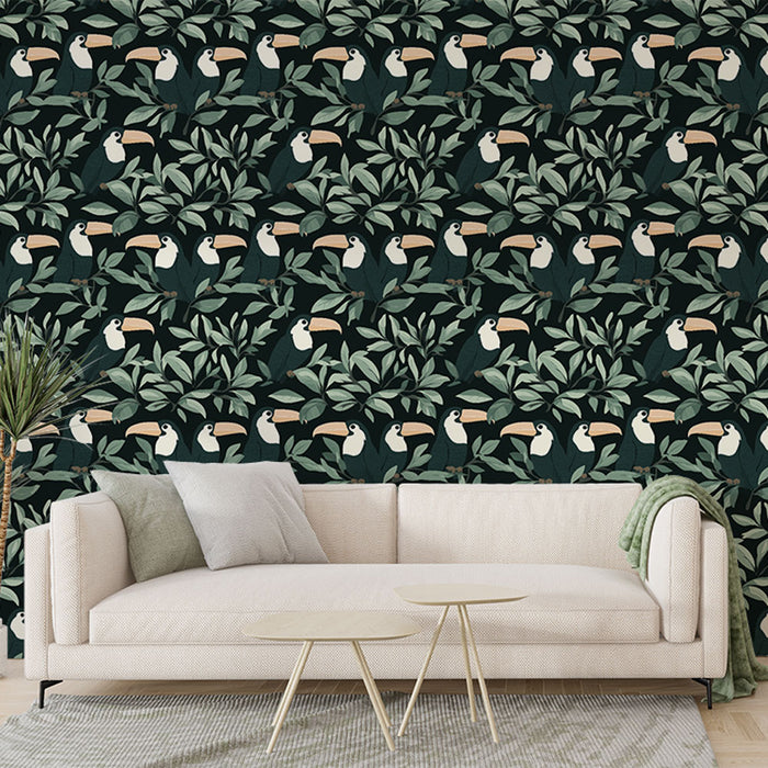 Un salon moderne avec un papier peint tropical représentant des toucans et des feuillages sur fond sombre, créant une ambiance vivante et exotique.