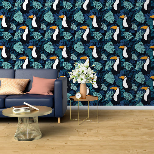 Un salon moderne avec un papier peint tropical représentant des toucans et des feuilles exotiques sur fond bleu foncé, créant une ambiance vivante et chaleureuse.