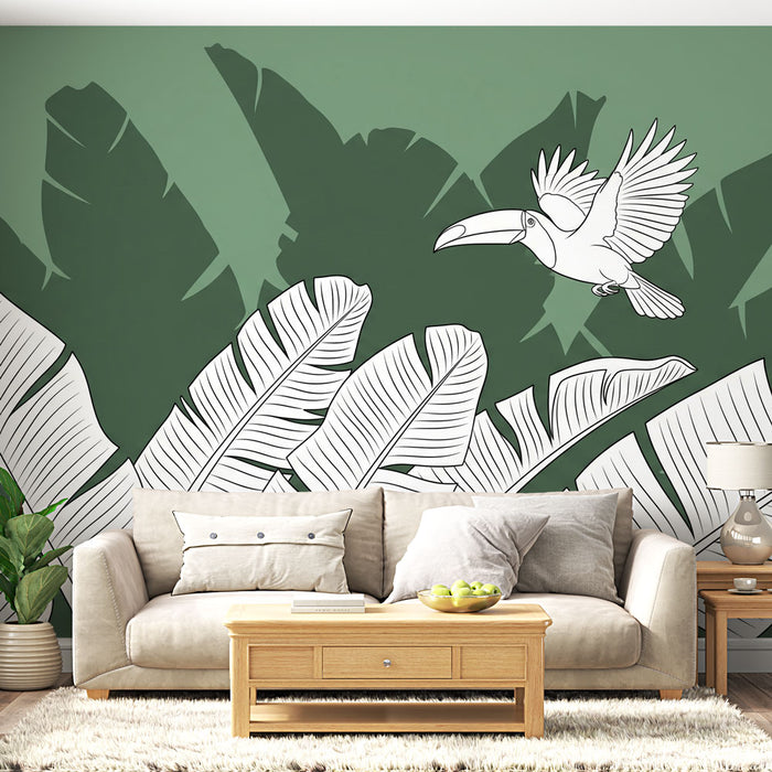 Un salon lumineux avec un papier peint tropical vert foncé illustrant de grandes feuilles blanches et un toucan, créant une ambiance vivante et exotique.