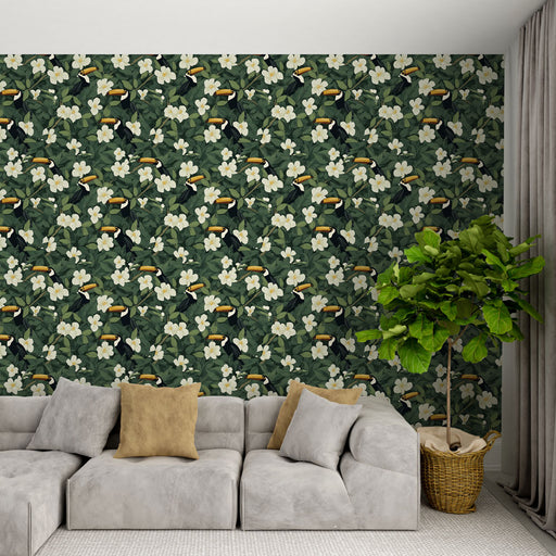 Un salon moderne avec un papier peint tropical vert foncé orné de fleurs blanches et de toucans, créant une atmosphère vivante et chaleureuse.
