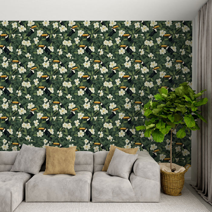 Un salon moderne avec un papier peint tropical vert foncé orné de fleurs blanches et de toucans, créant une atmosphère vivante et chaleureuse.