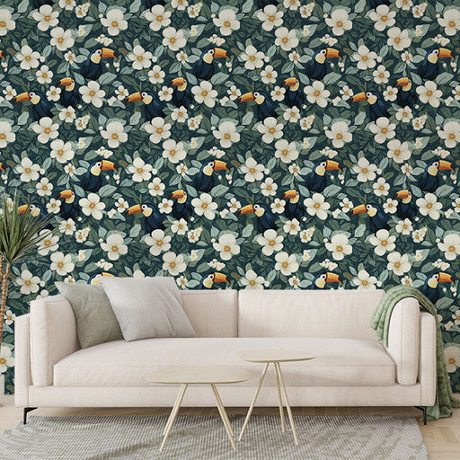 Un salon moderne avec un papier peint tropical représentant des toucans colorés et des fleurs blanches sur un fond vert, créant une ambiance vivante et accueillante.