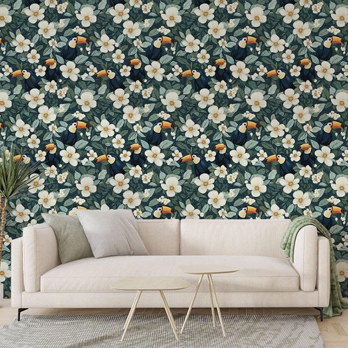 Un salon moderne avec un papier peint tropical représentant des toucans colorés et des fleurs blanches sur un fond vert, créant une ambiance vivante et accueillante.