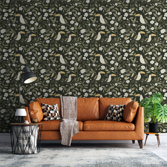 Un salon contemporain avec un papier peint floral vert foncé orné de motifs d'oiseaux et de fleurs blanches, créant une atmosphère chaleureuse et naturelle.