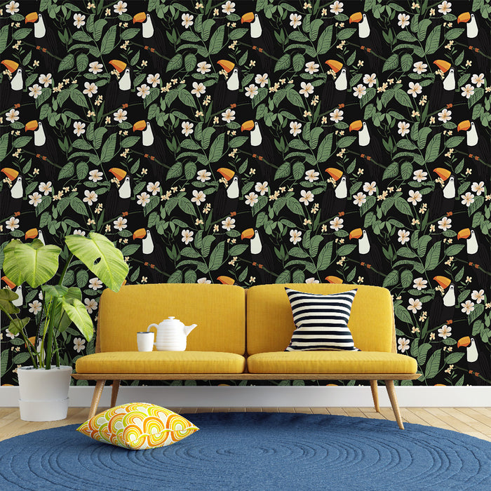 Un salon moderne avec un papier peint tropical noir orné de toucans et de fleurs blanches, créant une ambiance vivante et chaleureuse.