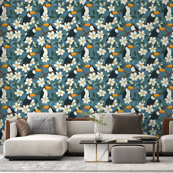 Un salon contemporain avec un papier peint tropical représentant des toucans colorés et des fleurs blanches sur un fond bleu apaisant.