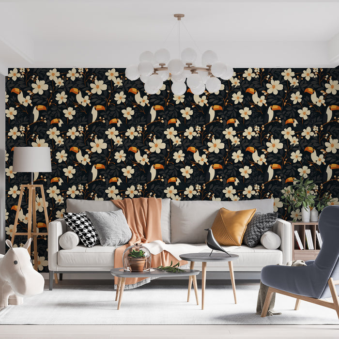 Un salon moderne avec un papier peint tropical noir orné de toucans et de fleurs blanches, créant une ambiance vivante et chaleureuse.