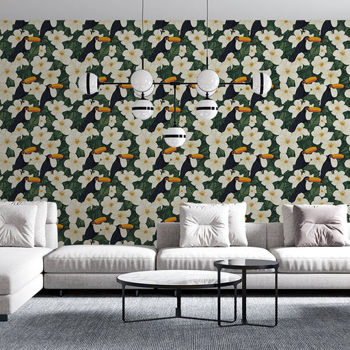 Un salon moderne avec un papier peint tropical illustrant des toucans et des fleurs blanches sur fond vert, créant une ambiance vivante et exotique.